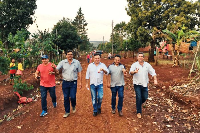 Wilson, Vander, Alexandrino e Corbari durante caminhada em Aral Moreira