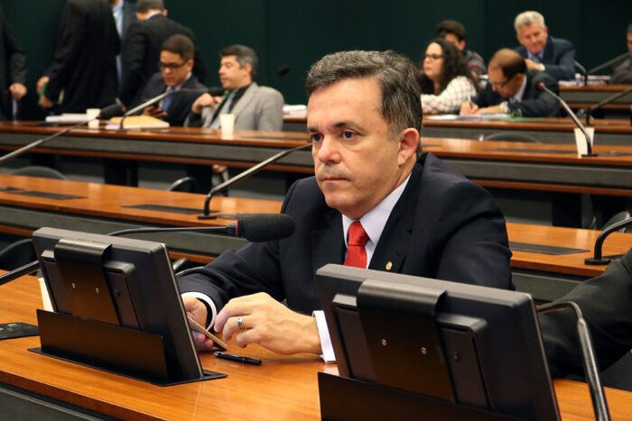 Deputado Vander Loubet durante reunião da CMO em Brasília