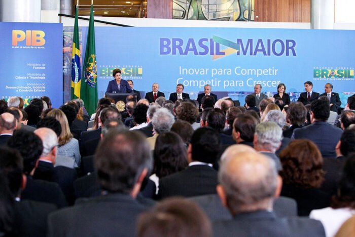 Ainda em 2011, Dilma anunciou desonerações na folha de pagamento Ainda em 2011, Dilma anunciou desonerações na folha de pagamento