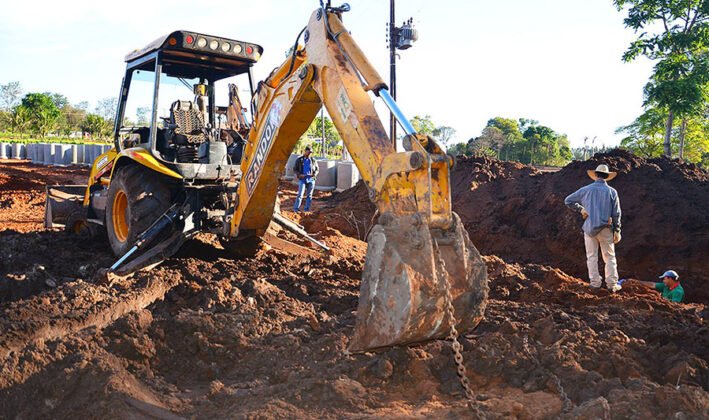 Terraplanagem ficou pronta e agora está sendo feita a drenagem
