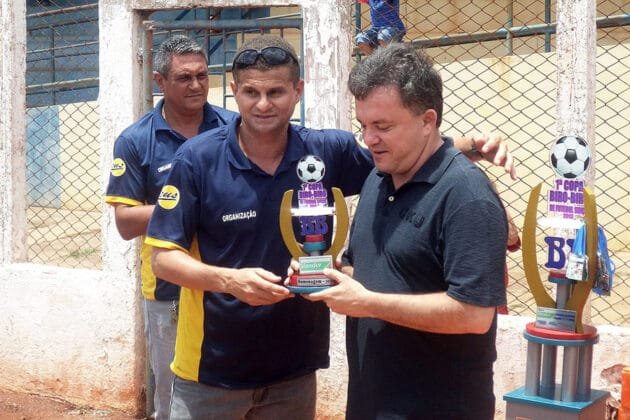 Vander recebe pr&ecirc;mio de Biro Biro pelo apoio ao torneio