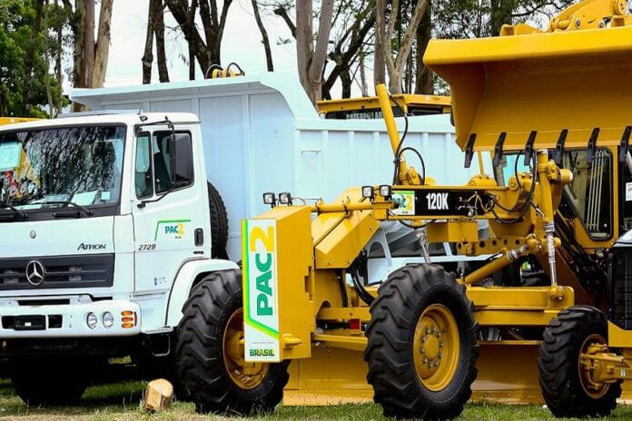 foto-2013-12-17-motoniveladora-caminhao-pac2 Motoniveladora e caminhão-caçamba do PAC 2