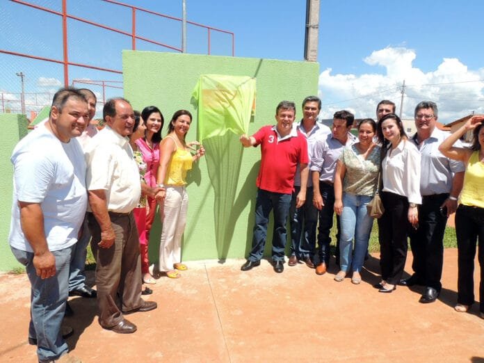 Bel, Vander e autoridades em frente à Praça de Eventos (foto: Ascom/PMJ) Bel, Vander e autoridades em frente à Praça de Eventos (foto: Ascom/PMJ)