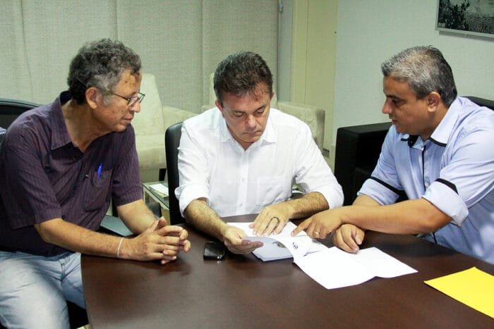 Machado e Luciano entregam pedido de recursos a Vander Machado e Luciano entregam pedido de recursos a Vander
