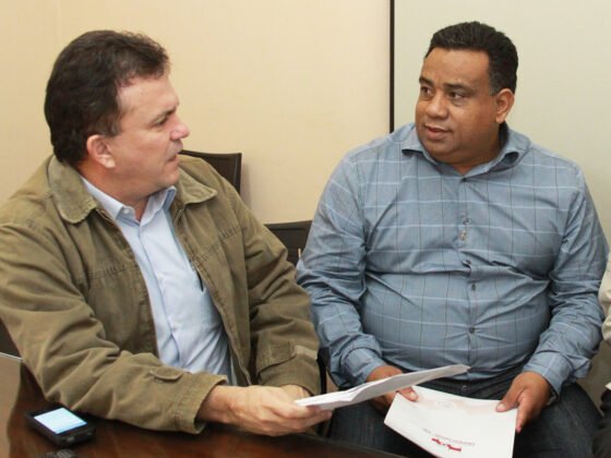 Vander e Nivaldo, em recente reuni&atilde;o no escrit&oacute;rio do deputado