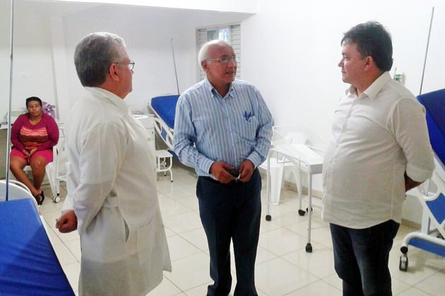 O deputado tamb&eacute;m conversou com a equipe t&eacute;cnica da maternidade