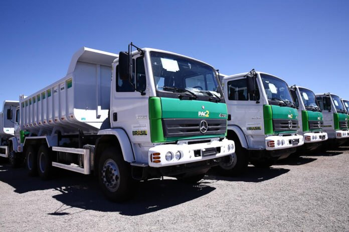 Caminhões basculantes do PAC 2 da Agricultura Familiar Caminhões basculantes do PAC 2 da Agricultura Familiar