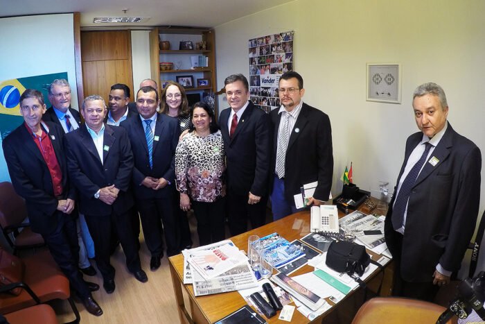 Vander com prefeitos do PT em recente reunião no gabinete Vander com prefeitos do PT em recente reunião no gabinete