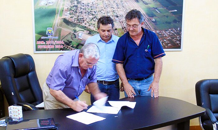 Rolim (esq.) e Bortolini (dir.) assinam o contrato para construção do tatersal Rolim (esq.) e Bortolini (dir.) assinam o contrato para construção do tatersal