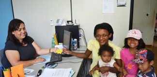 Mabiane e os filhos, fazendo a devolução voluntária do Bolsa Família