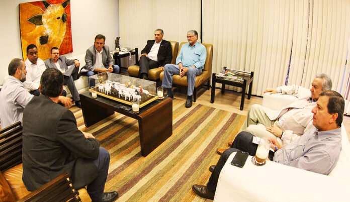 Vander, Zeca e Reinaldo reunidos com os prefeitos Erney, Humberto e Heitor (Foto: Chico Ribeiro) Vander, Zeca e Reinaldo reunidos com os prefeitos Erney, Humberto e Heitor (Foto: Chico Ribeiro)