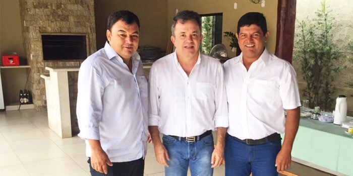 Vander entre Ney e Valério em recente visita à Guia Lopes da Laguna Vander entre Ney e Valério em recente visita à Guia Lopes da Laguna