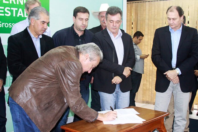 Assinatura do contrato para obras em Porto Murtinho Assinatura do contrato para obras em Porto Murtinho