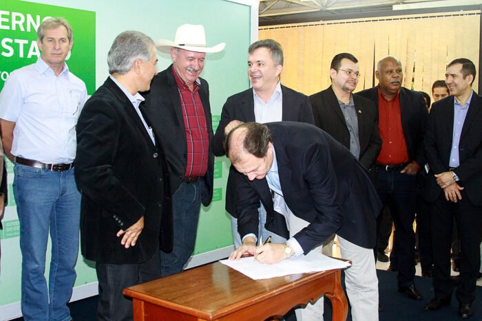 Assinatura do contrato para obras em Rio Verde de Mato Grosso Assinatura do contrato para obras em Rio Verde de Mato Grosso