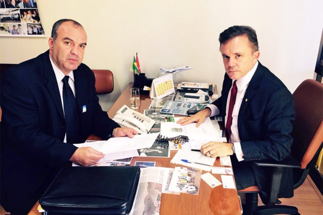 De Castro sendo recebido por Vander em Bras&iacute;lia