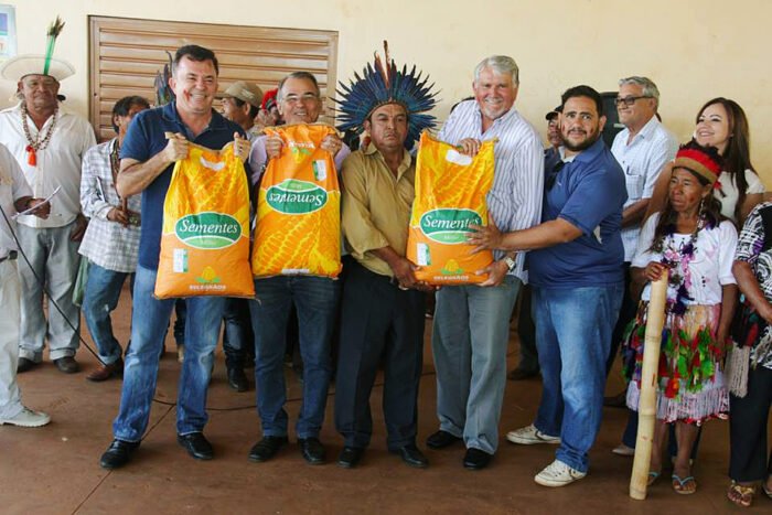 Zeca e Vander entregam sementes para comunidades indígenas Zeca e Vander entregam sementes para comunidades indígenas