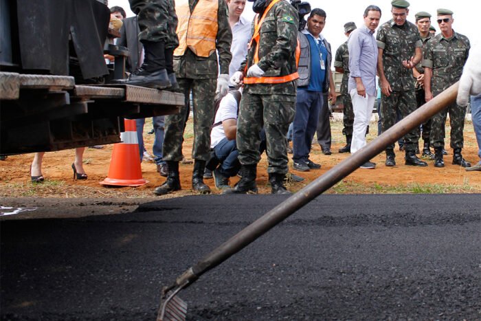 Convênio entre Prefeitura e Exército prevê recapeamento de 12 quilômetros de vias Convênio entre Prefeitura e Exército prevê recapeamento de 12 quilômetros de vias
