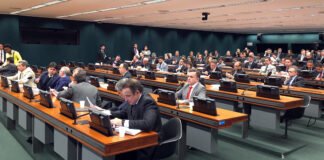 Deputado Vander Loubet, participando de sessão da CMO