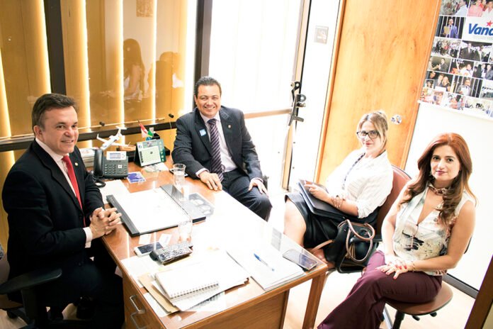 Vander recebendo o superintendente da PRF-MS e assessoras em seu gabinete