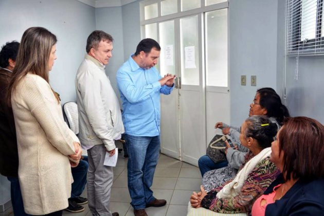 Vander visitou o hospital na companhia do prefeito, secret&aacute;rios e vereadores