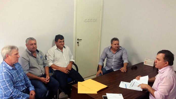 Deputado atendeu o vereador e os pequenos produtores em seu escritório Deputado atendeu o vereador e os pequenos produtores em seu escritório