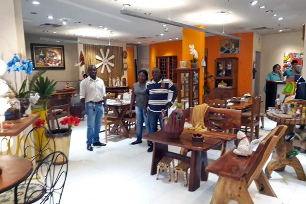 Representantes de Furnas do Dion&iacute;sio tamb&eacute;m visitaram as lojas e a feira da Artems e AMI no Norte Sul Plaza