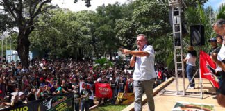 Vander discursa em ato contra a Reforma da Previdência, no Centro de Campo Grande