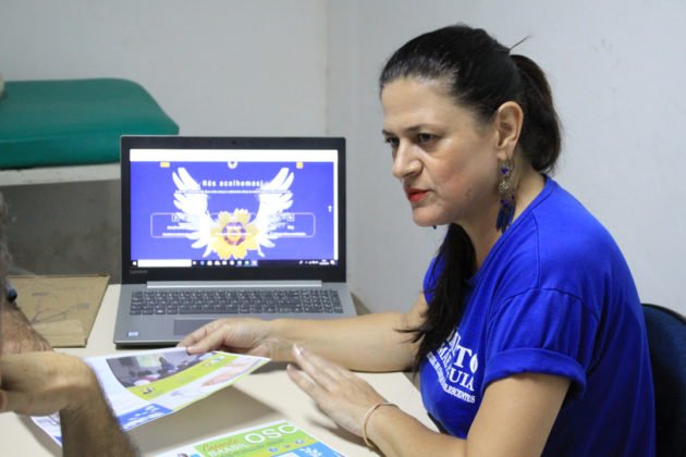 Vander foi recebido por Daniela de C&aacute;ssia Duarte, assistente social e presidente do Movimento