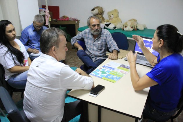 Deputado esteve na sede do Movimento M&atilde;e &Aacute;guia para conhecer o projeto e colocar seu mandato &agrave; disposi&ccedil;&atilde;o