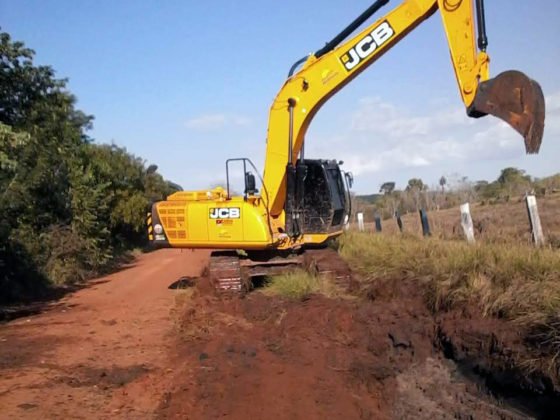 Escavadeira hidráulica já está executando serviços de recuperação de estradas vicinais