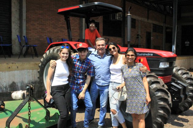 Entrega de trator por Vander reuniu professores, t&eacute;cnicos e acad&ecirc;micos da UFMS e dirigentes de movimentos sociais