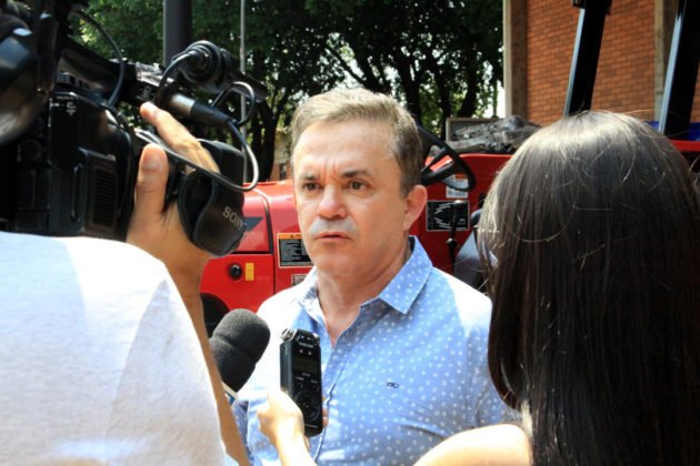 Entrega de trator por Vander reuniu professores, t&eacute;cnicos e acad&ecirc;micos da UFMS e dirigentes de movimentos sociais