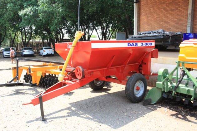 Entrega de trator por Vander reuniu professores, t&eacute;cnicos e acad&ecirc;micos da UFMS e dirigentes de movimentos sociais