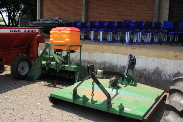 Entrega de trator por Vander reuniu professores, t&eacute;cnicos e acad&ecirc;micos da UFMS e dirigentes de movimentos sociais