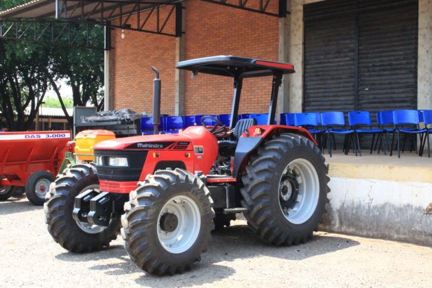 Entrega de trator por Vander reuniu professores, t&eacute;cnicos e acad&ecirc;micos da UFMS e dirigentes de movimentos sociais