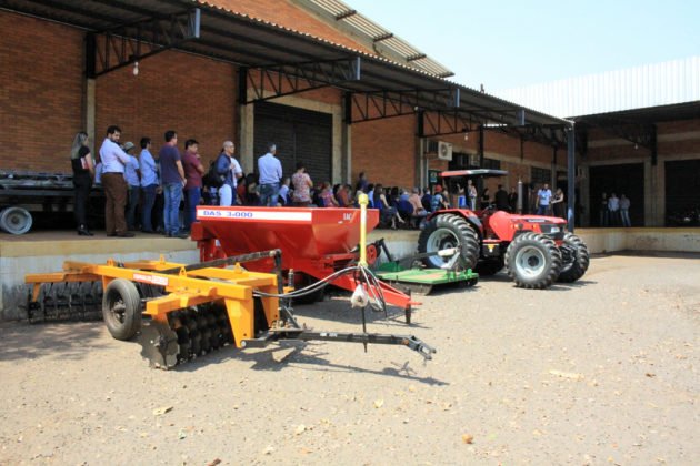 Entrega de trator por Vander reuniu professores, t&eacute;cnicos e acad&ecirc;micos da UFMS e dirigentes de movimentos sociais