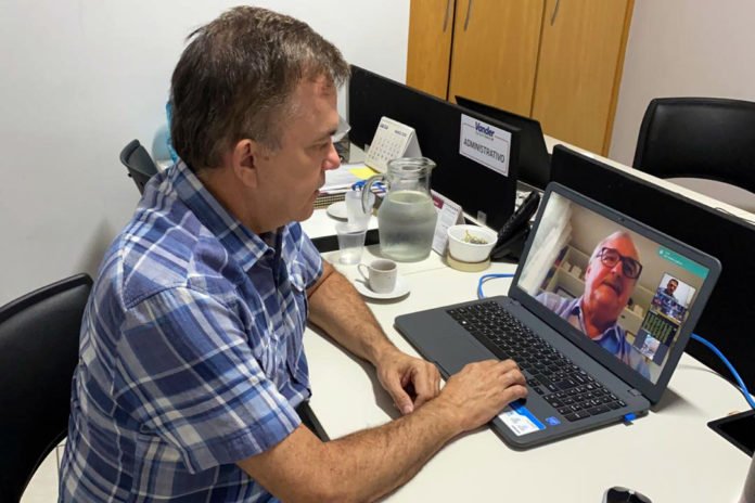 Deputado Vander Loubet acompanha sessão virtual da Câmara Deputado Vander Loubet acompanha sessão virtual da Câmara