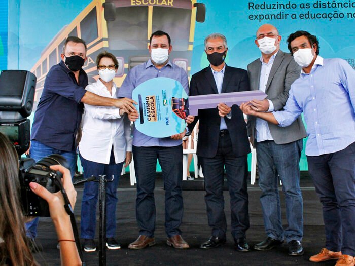 Vander Loubet, Tereza Cristina, Reinaldo Azambuja, Milton Ribeiro e Beto Pereira entregam chave simbólica ao prefeito Odilon Oliveira, de Aquidauana.