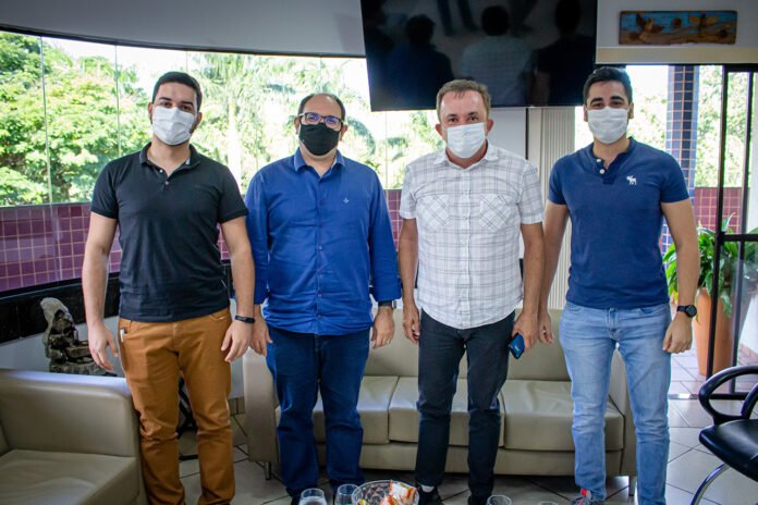 Reunião de Vander e alunos de Medicina com o reitor tratou da antecipação das formaturas dos cursos de saúde Reunião de Vander e alunos de Medicina com o reitor tratou da antecipação das formaturas dos cursos de saúde