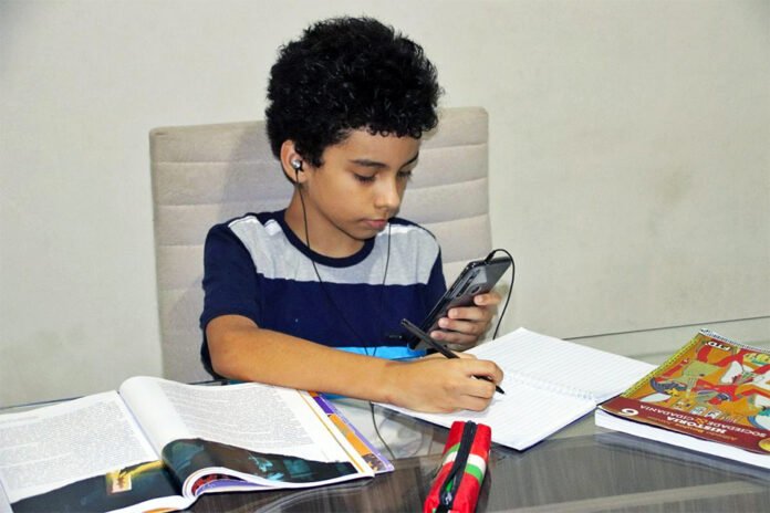 Congresso derruba veto presidencial à ajuda para acesso à internet de alunos e professores Congresso derruba veto presidencial à ajuda para acesso à internet de alunos e professores