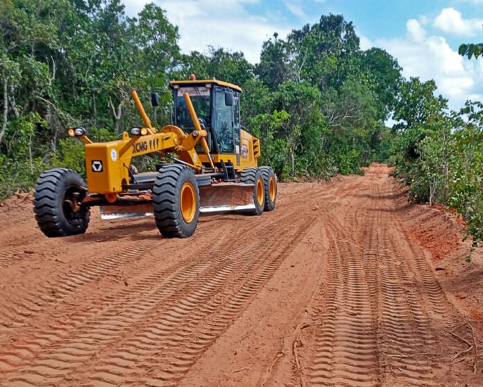 Motoniveladora viabilizada para Selvíria por Vander e Estado já atende assentamentos