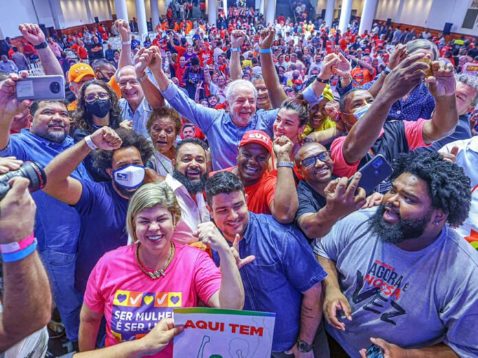 Lula garante salário mínimo de R$ 1.320 e isenção de IR a R$ 2.640 Lula garante salário mínimo de R$ 1.320 e isenção de IR a R$ 2.640