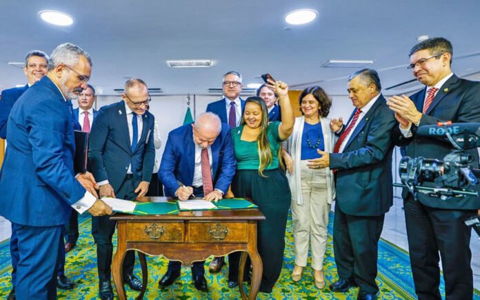 Lula assina projeto de lei para estabelecer o Piso Nacional da Enfermagem Lula assina projeto de lei para estabelecer o Piso Nacional da Enfermagem