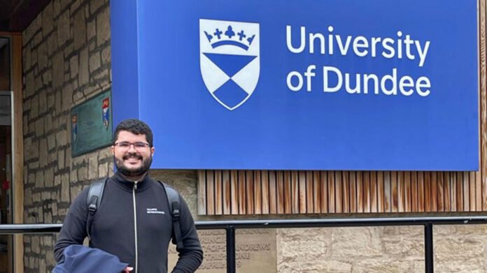 Dener em frente à Universidade de Dundee, na Escócia, onde estudou pelo programa Ciência Sem Fronteiras (acervo pessoal) Dener em frente à Universidade de Dundee, na Escócia, onde estudou pelo programa Ciência Sem Fronteiras (acervo pessoal)