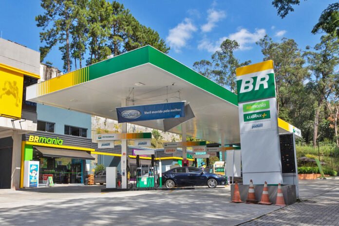 Petrobrás reduziu preço da gasolina em 16,4%, mas postos subiram 27% Petrobrás reduziu preço da gasolina em 16,4%, mas postos subiram 27%