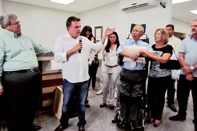 Vander discursa ao lado do Dr. Hoshida, o homenageado da noite