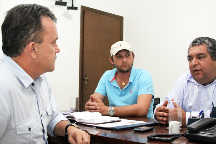 Vereadores Luciney e Valter, durante visita a Vander em fevereiro de 2013