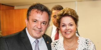 Deputado Vander ao lado da presidenta Dilma após a assinatura do contrato