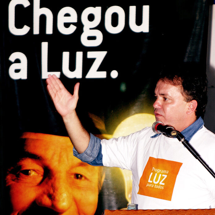 Vander em lançamento de obras do Luz para Todos em 2005