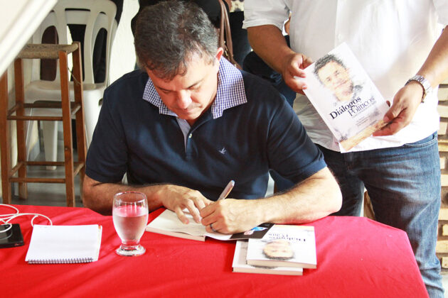 Deputado autografou o livro que aborda sua trajetória política